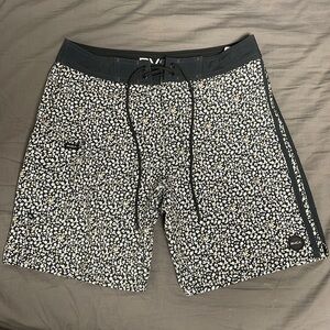 RVCA Restless Boardshort Size 28 18” NEVER WORN